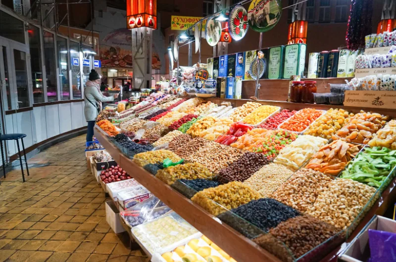 A Besarabsky piac, más néven Besarabka, egy fedett piac Kijev központjában, a Bessarabska téren