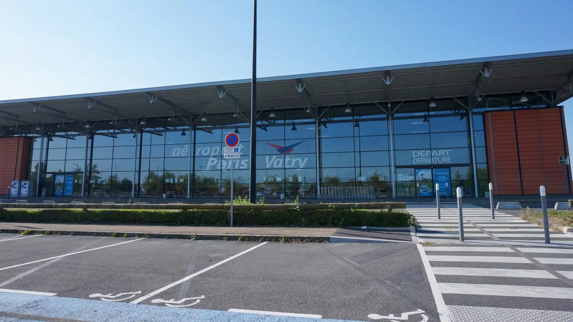 Lotnisko Paryż-Vatry widziane z nieba, pośród pól