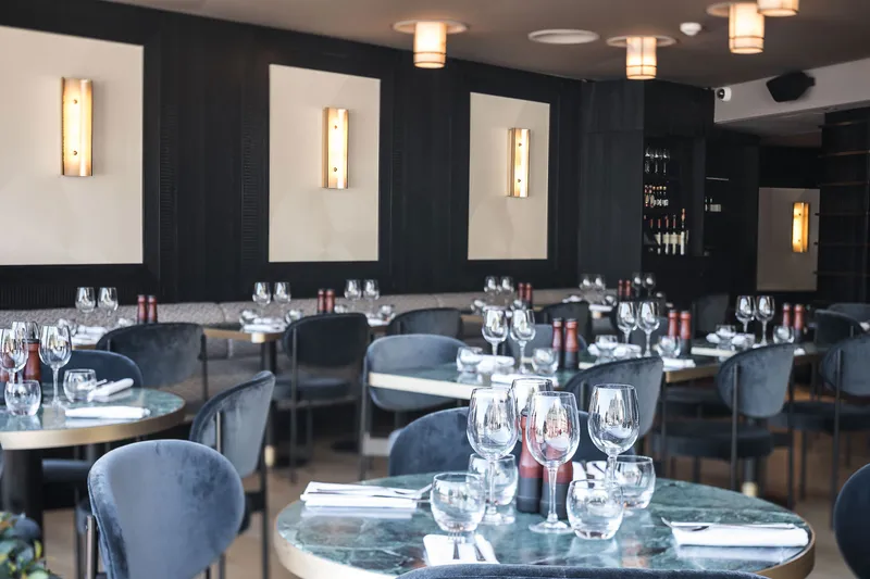 Elegantes Interieur des Speisesaals der Beef Bar Monaco.