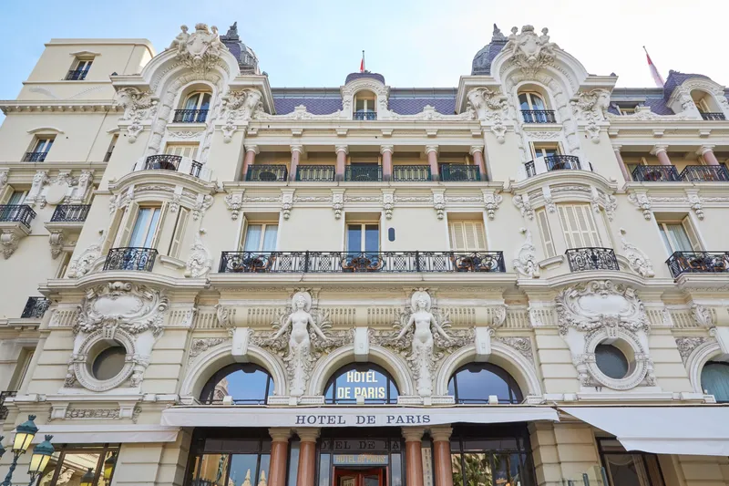Sommeransicht des luxuriösen Hôtel de Paris Gebäudes in Monte-Carlo, Monaco.