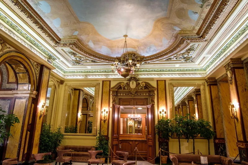 Klassisches Interieur des Hôtel de Paris, bei Morgendämmerung beleuchtet, in Monte-Carlo, Monaco.