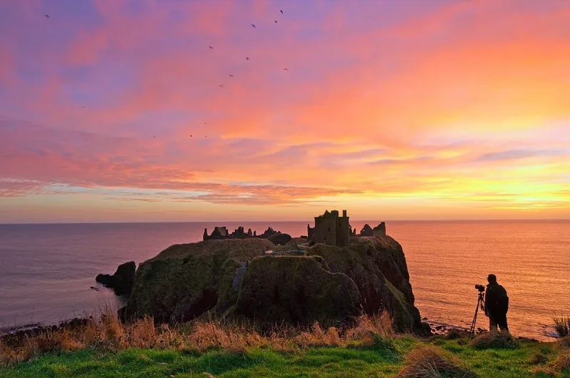 Il castello di Dunnottar si erge su una scogliera nei pressi di Aberdeen, parte del Castle Trail, invitando a esplorare il patrimonio storico della Scozia 