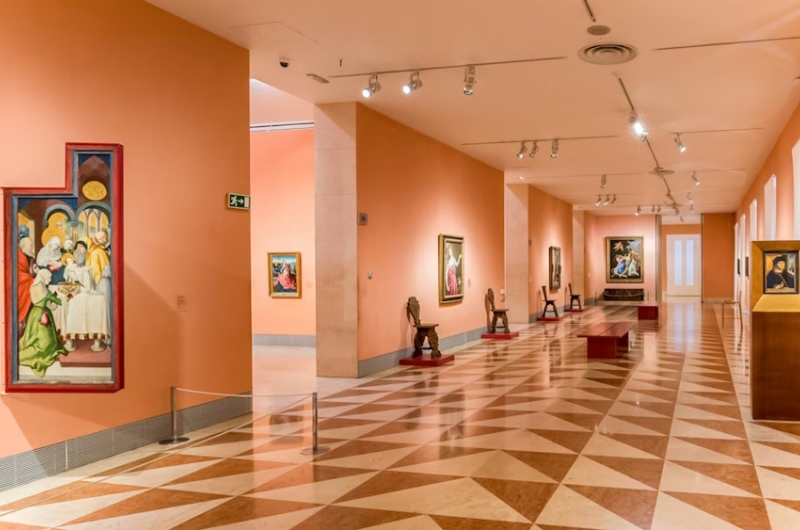 Thyssen-Bornemisza Múzeum galériája festményekkel és csempézett padlóval