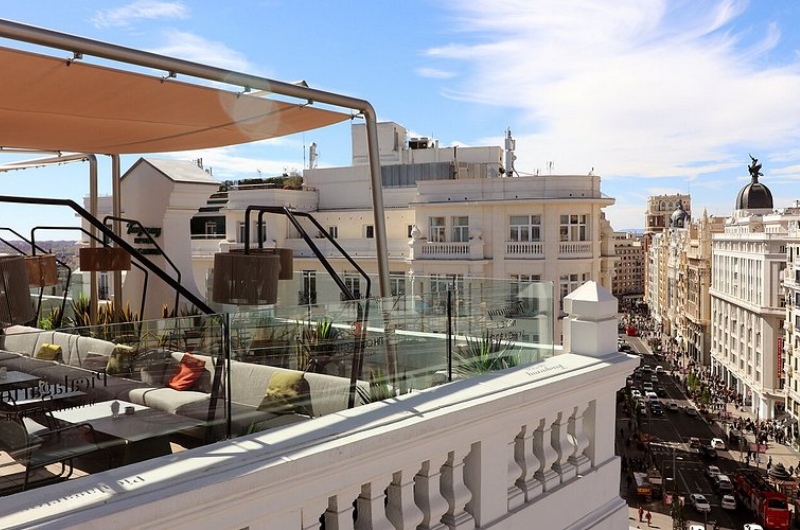 A Picalagartos Sky bár tetőterasza a madridi Gran Via-ra néz