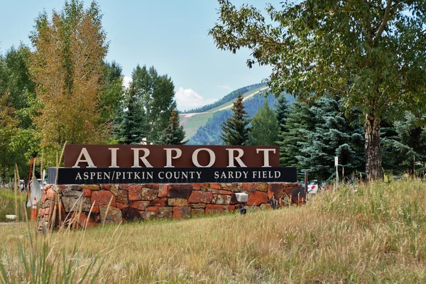 Un grand panneau en bois pour l'aéroport d'Aspen/Pitkin County Sardy Field.