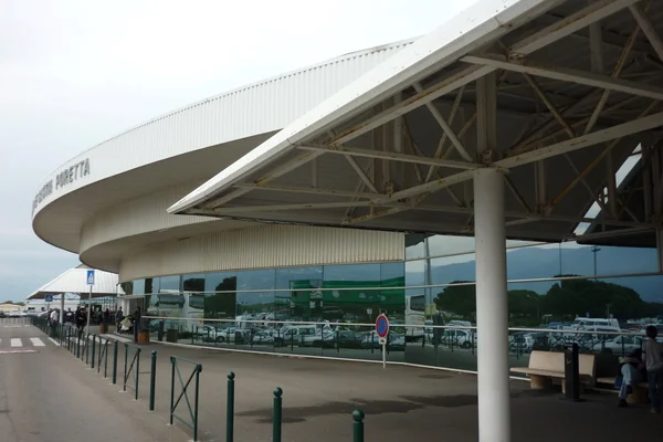 Terminal del Aeropuerto de Bastia Poretta con arquitectura curva moderna.