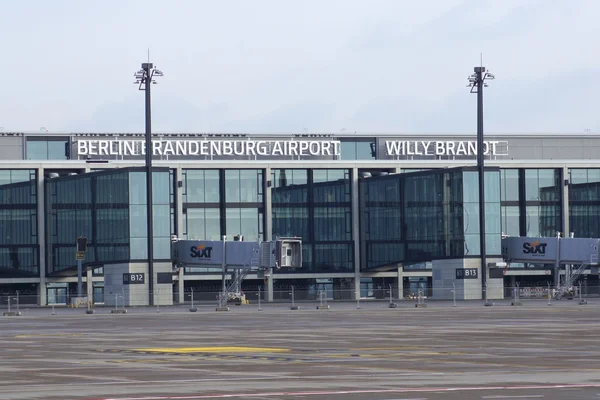 Terminal del Aeropuerto de Berlín Brandeburgo con señalización «Willy Brandt».