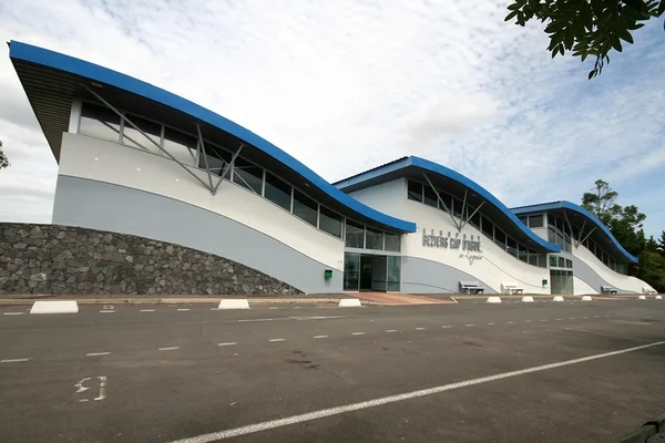 Terminal moderno del Aeropuerto de Béziers Cap d'Agde con techo azul curvo distintivo.