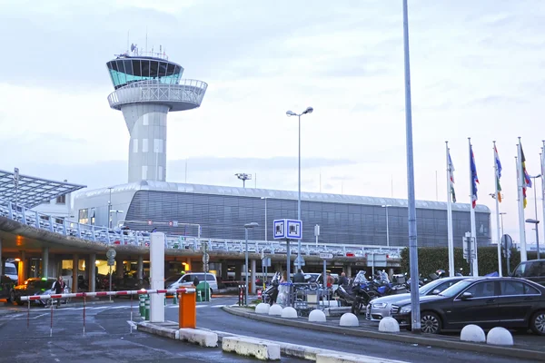Terminal del Aeropuerto de Burdeos Mérignac con arquitectura moderna y torre de control.
