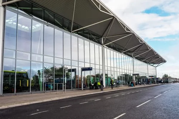 Terminal moderno de vidrio y acero del Aeropuerto de Bristol con explanada espaciosa.