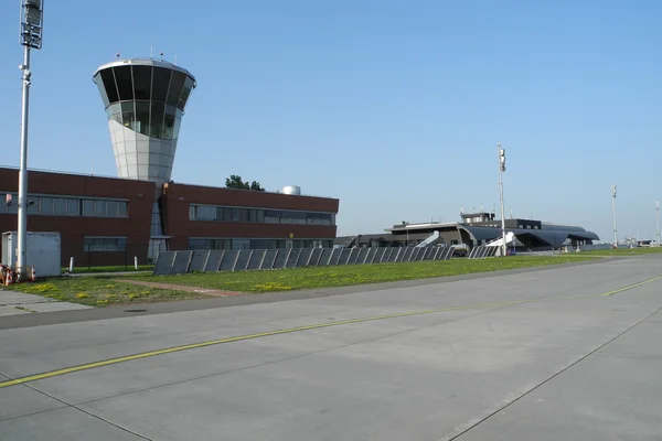 Tour de contrôle et terminal de l'aéroport Brno-Tuřany avec piste visible.