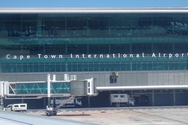 Terminale di Cape Town International Airport con jet bridge e veicoli di servizio.