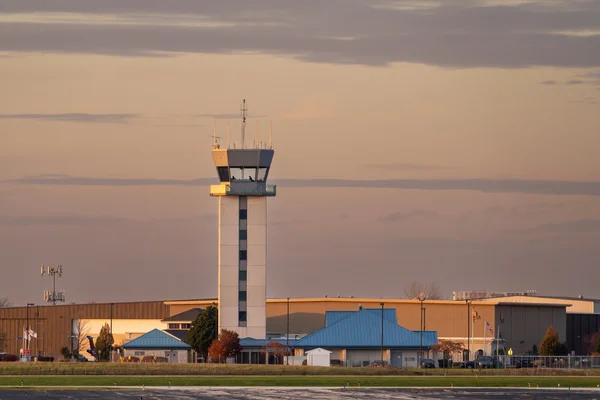 Tour de contrôle et bâtiments de l'aéroport Chicago Executive au coucher de soleil.