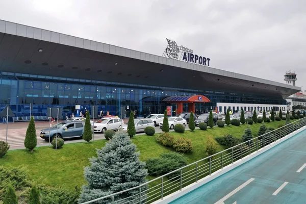 Vue extérieure du bâtiment terminal de l'aéroport international de Chişinău.