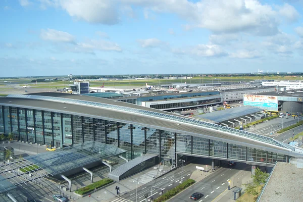 Vue aérienne du terminal moderne de l'aéroport de Copenhague avec pistes.