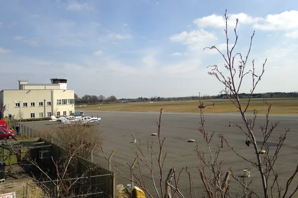 Edificio terminal de color crema del Aeropuerto Dublin Weston sobre la pista.