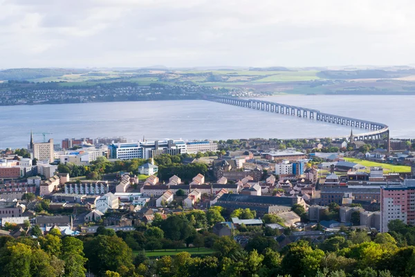 Vista aérea de Dundee con el Puente de la Carretera del Tay sobre aguas azules.