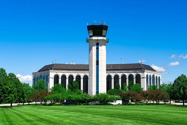 Terminal de DuPage Airport avec tour de contrôle et architecture moderniste.
