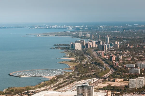 Vue aérienne du littoral de Chicago avec eaux turquoise du lac Michigan.