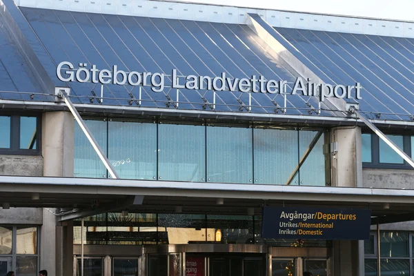 Entrée de l'aéroport de Göteborg Landvetter avec signalisation et informations de départ.