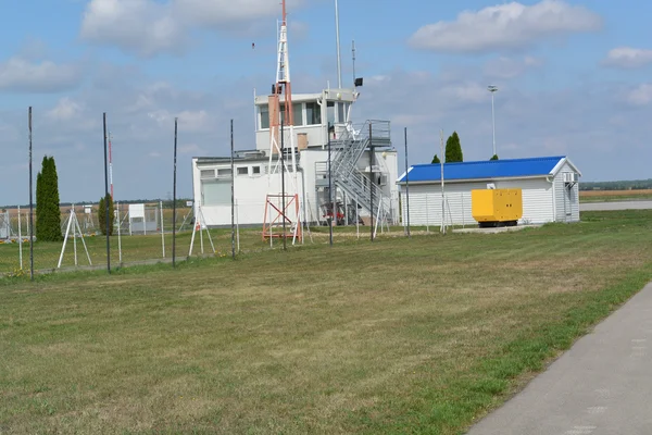 Station météorologique et installations de l'aéroport de Győr-Pér International.