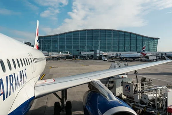 Avión British Airways estacionado en la terminal del Aeropuerto de Londres Heathrow.