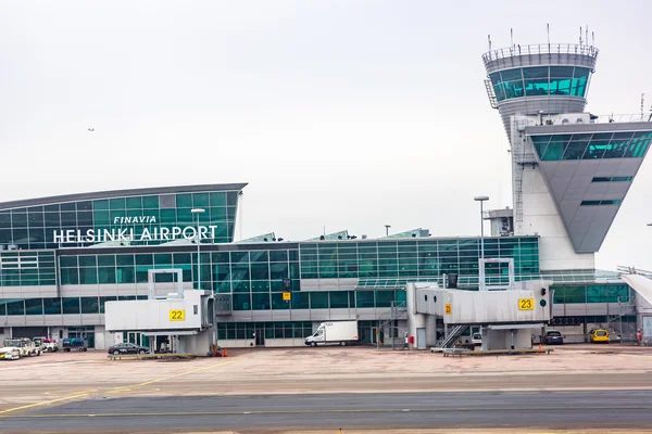 Terminal de l'aéroport d'Helsinki avec tour de contrôle et signalisation Finnavia.