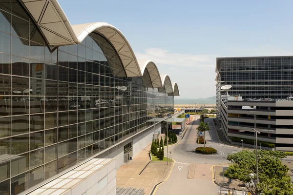 Современная архитектура аэропорта Гонконг с изогнутыми крышами.