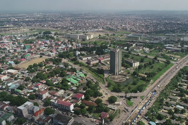 Vista aerea del paesaggio urbano di Kinshasa con zone residenziali e edificio cilindrico.