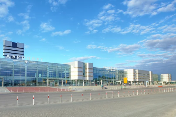 Terminal de l'aéroport Koltsovo avec architecture moderne en verre et acier.