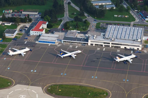 Vue aérienne de l'aéroport Leoš Janáček Ostrava avec trois avions sur le tarmac.
