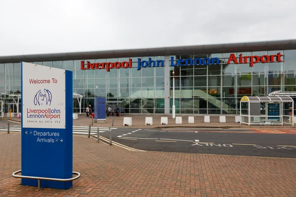 Vista exterior de la terminal del Aeropuerto John Lennon de Liverpool con señal de bienvenida.