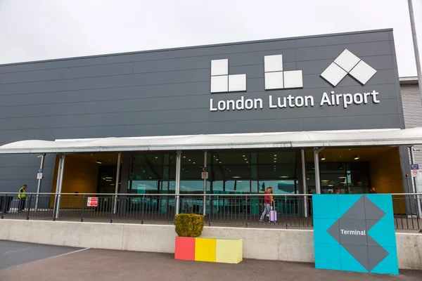 Exterior del Aeropuerto de Londres Luton con fachada gris moderna.