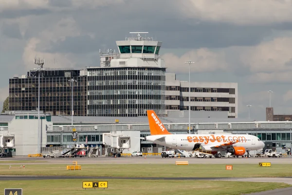 Avión easyJet en la terminal del Aeropuerto de Mánchester.