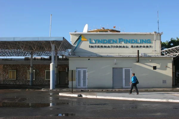 Terminal de l'aéroport Lynden Pindling avec signalétique bleue et éléments blancs.