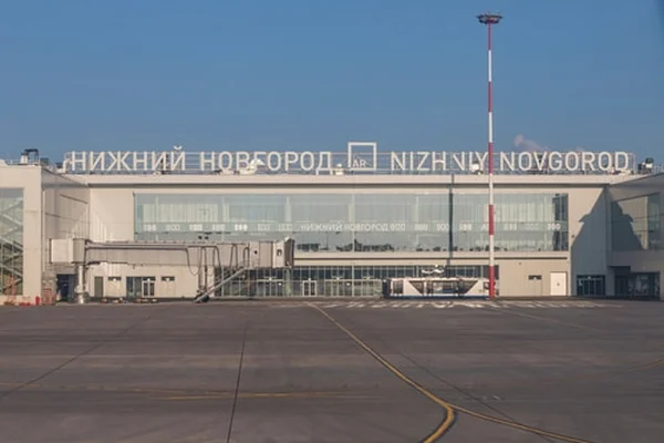 Terminal de l'aéroport international de Nizhny Novgorod vu du tarmac sous ciel bleu dégagé.