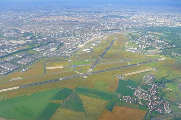 Vista aérea del Aeropuerto de París Le Bourget mostrando múltiples pistas y desarrollo urbano.