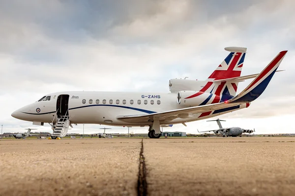 Samolot Saab 340 w barwach Union Jack zaparkowany na płycie lotniska RAF Northolt.