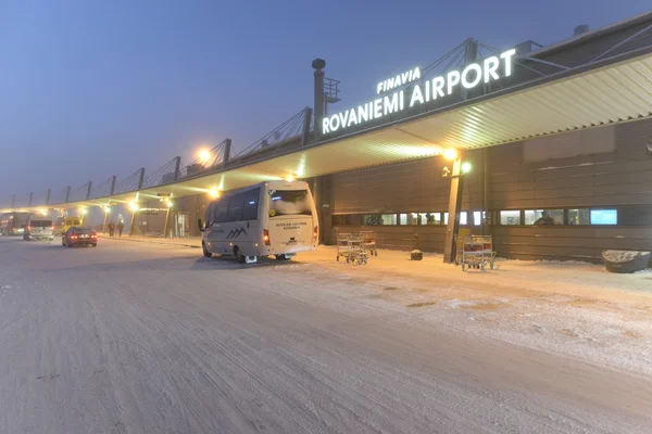 Terminal de l'aéroport de Rovaniemi au crépuscule avec véhicule de service.