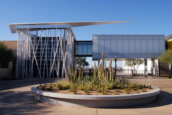 Bâtiment architectural moderne à l'aéroport de Scottsdale avec cadre métallique.