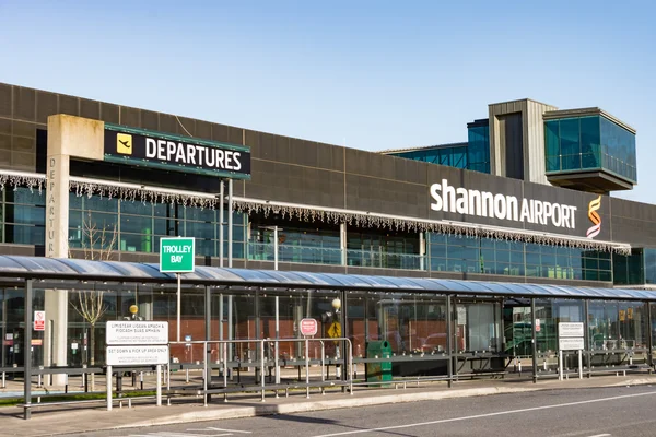 Terminal des départs de l'aéroport de Shannon avec façades vitrées modernes.
