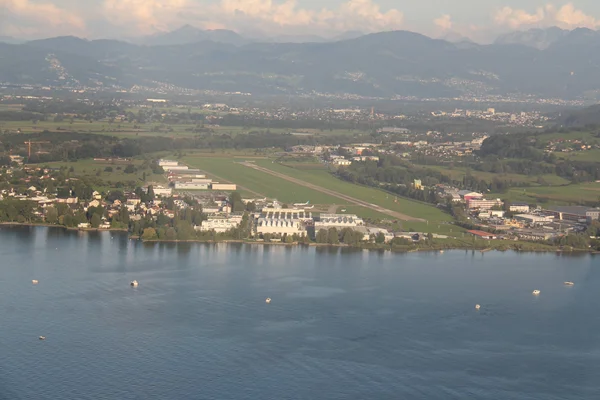 Vue aérienne de l'aéroport de Saint-Gall-Altenrhein avec lac de Constance.