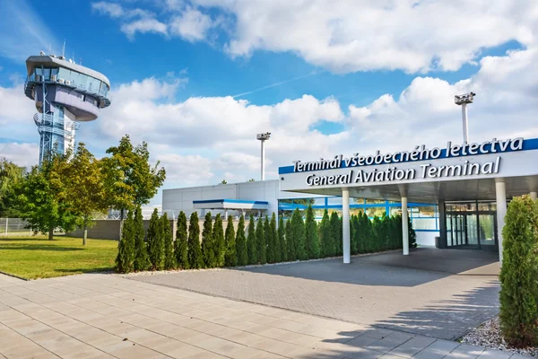 Terminal de l'aéroport M. R. Štefánik avec tour de contrôle à Bratislava.
