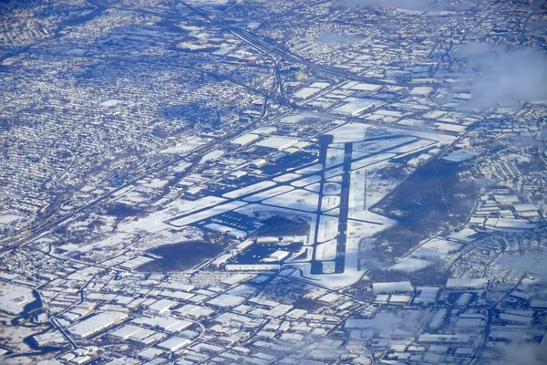 Vue aérienne de l'aéroport de Teterboro avec pistes et zones résidentielles.