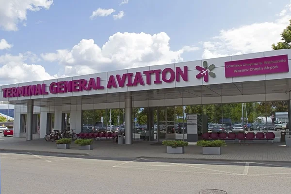 Extérieur du bâtiment d'aviation générale de l'aéroport Warsaw Chopin.