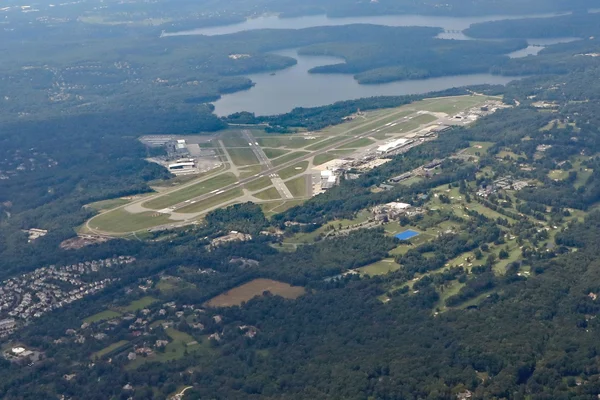 Vue aérienne de l'aéroport du comté de Westchester avec ses installations.