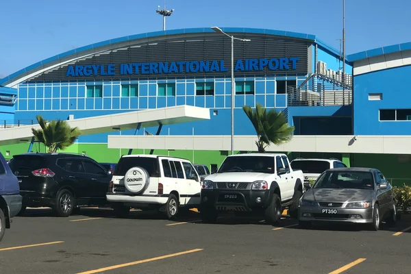Vue aérienne du terminal bleu moderne de l'aéroport international Argyle avec toit courbe.