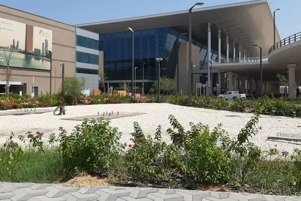 Das Bahrain International Airport Terminal hat eine blaue Glasfassade und Innenhof.