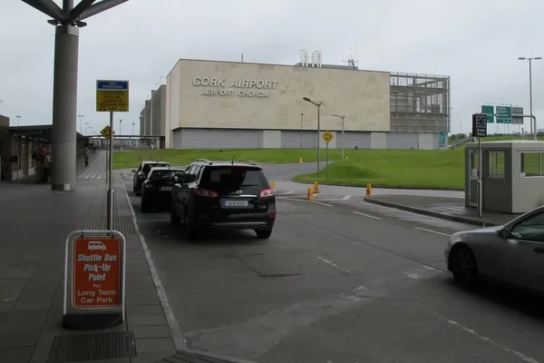 Área de estacionamiento del Aeropuerto de Cork con puerta de barrera.