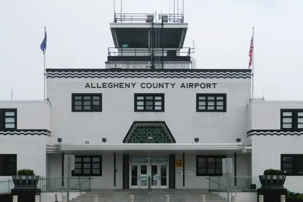 Façade du terminal de l'aéroport du comté d'Allegheny avec tour de contrôle blanche.